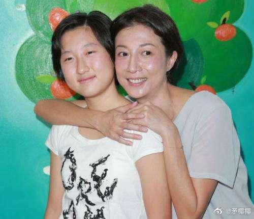 成龍女兒與母鬧翻!拒返港過年團聚 撂狠話:寧願流浪吃冷麵包