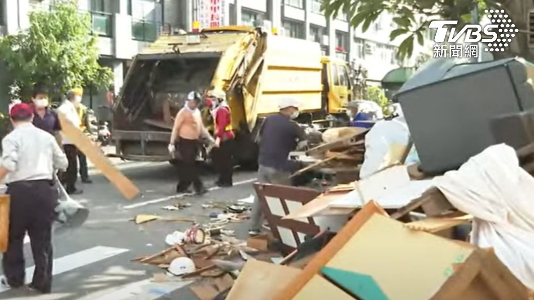里長廣播提醒垃圾清潔事項。(圖/TVBS)