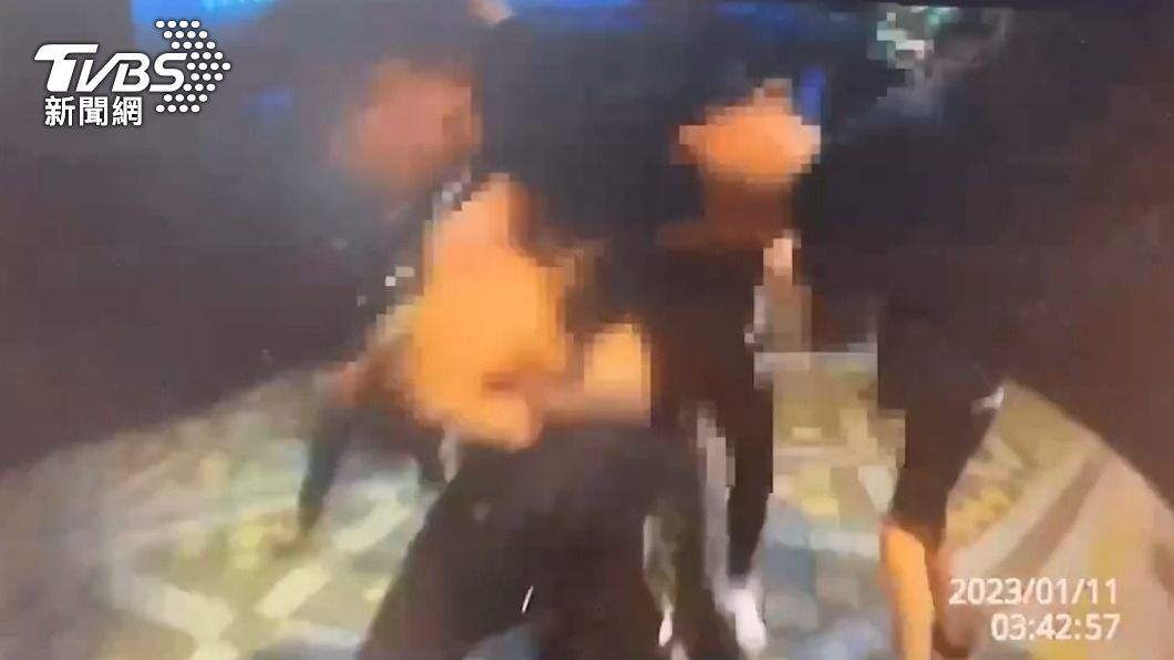 員警將人壓制。(圖/TVBS)