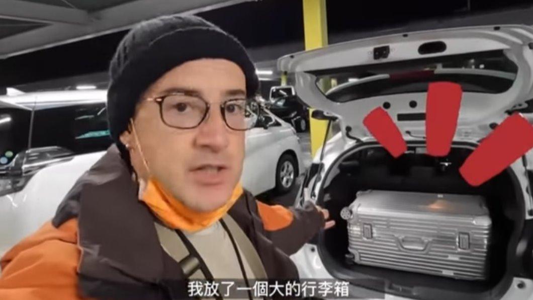 吳鳳租的車的後車廂竟只塞的下一個行李箱。（圖／吳鳳Rifat）