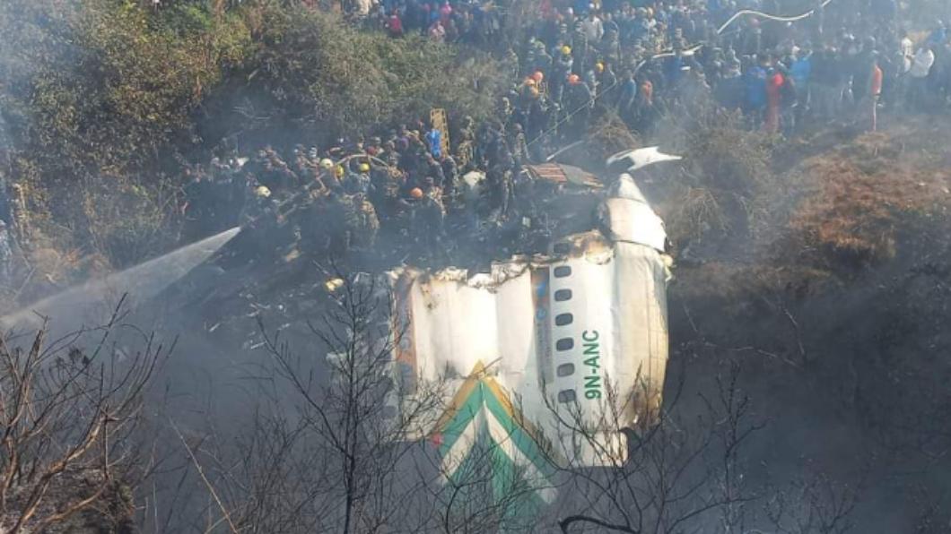 尼泊爾客機墜毀至少67人罹難 傳尋獲2名倖存者
