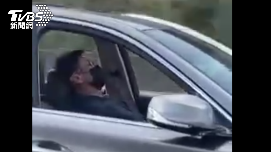 離譜! 閉眼開車? 網友查出去年雙手伸車外開車