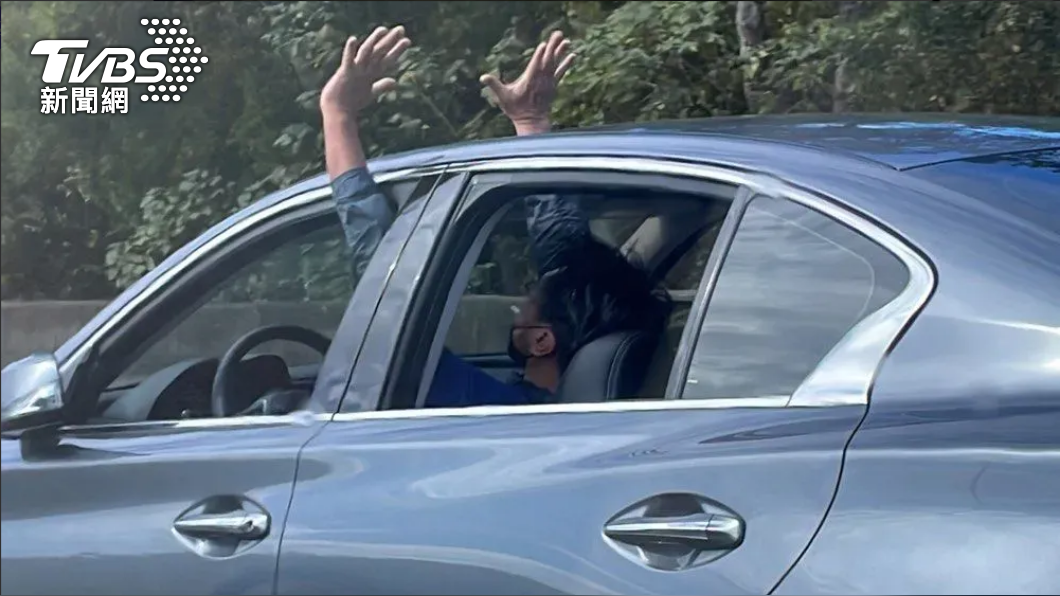 離譜! 閉眼開車? 網友查出去年雙方伸車外開車 (圖/翻攝爆料公社)