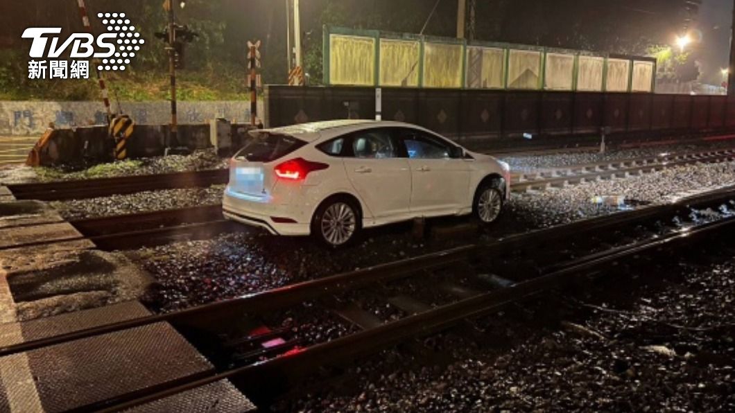情侶酒後吵架竟將轎車停在鐵軌上。（圖／中央社）