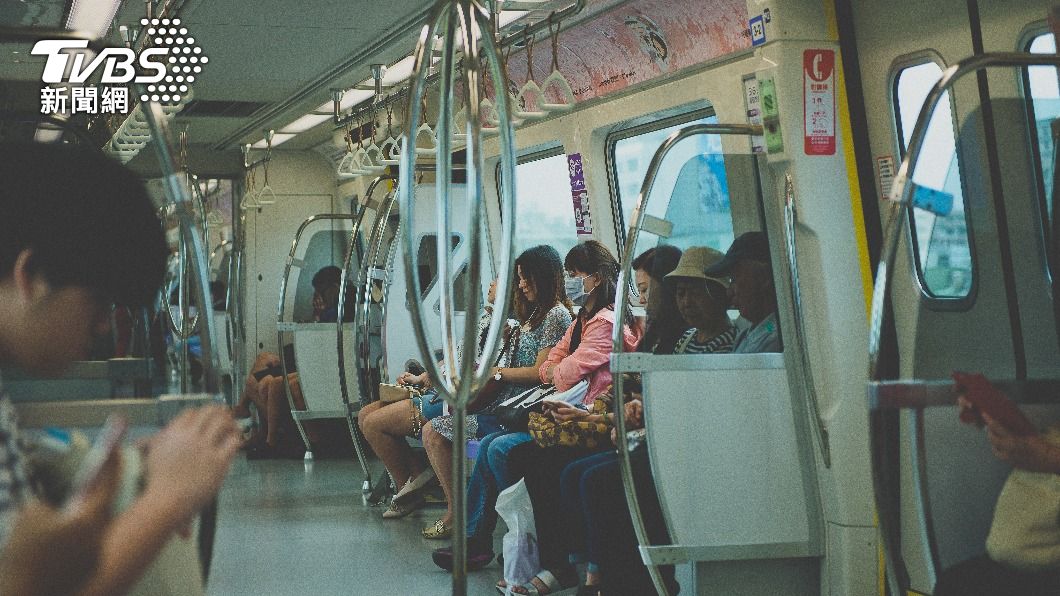 網友指出因捷運上沒位子,便輕靠在矮背上。(示意圖/shutterstock達志影像)