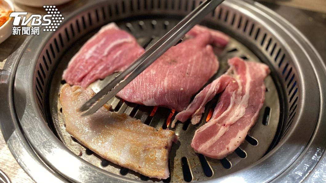 「吃肉」主推自製熟成肉品，皆選用台灣豬。（圖／TVBS）