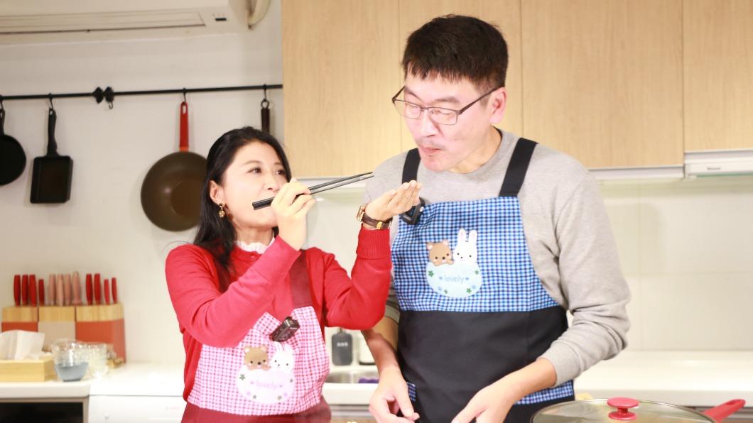 林楚茵甜蜜餵食梁文傑。(圖/林楚茵辦公室提供)