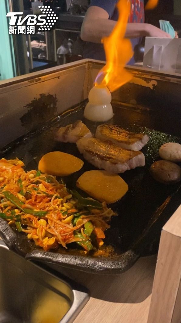 「燒酒烤豬豬」有店員代烤，烤完後還能沾多種不同口味的醬料。（圖／TVBS）