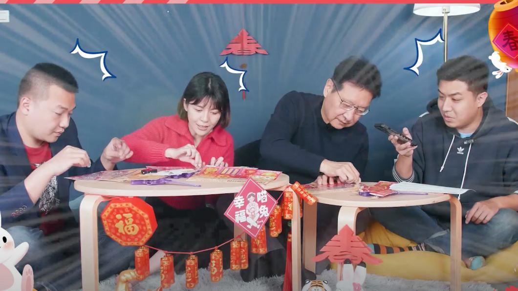 趙少康邀請戰鬥藍議員們刮刮樂。(圖/趙少康辦公室提供)