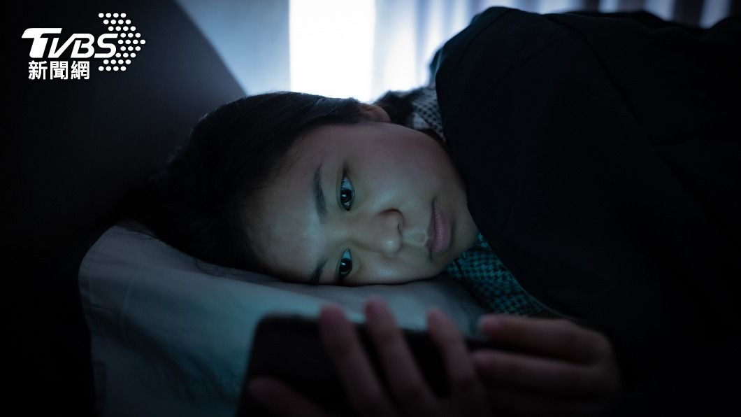 父親不滿15歲女兒常滑手機到半夜。(示意圖,非當事人/shutterstock達志影像)