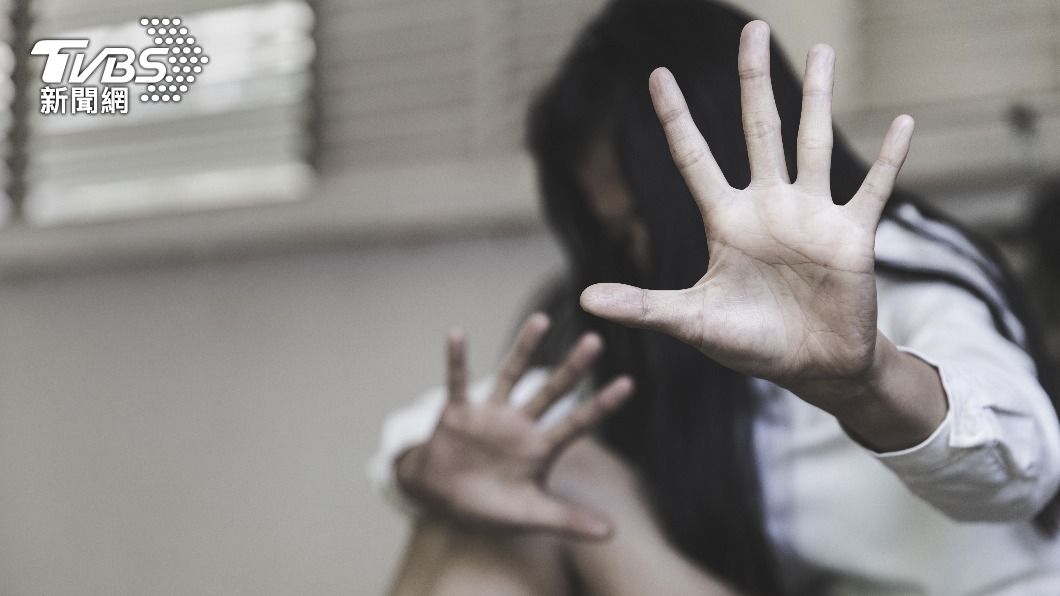該少女遭父親拿腰帶鞭打,更拿刀恐嚇要殺死她。(示意圖/shutterstock達志影像)