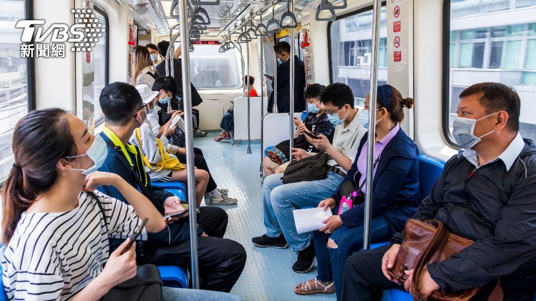 民眾到室內或是搭乘交通運輸工具仍要戴上口罩。(示意圖/shutterstock達志影像)