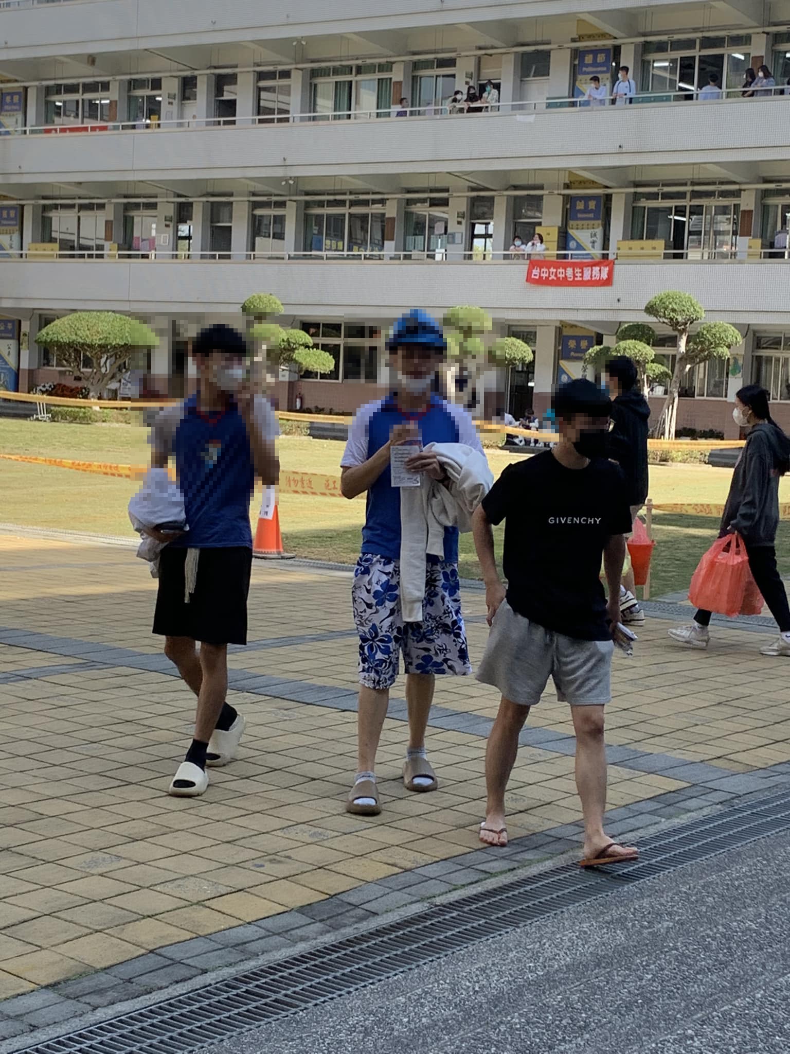 有網友認為,2名男學生是為了蹭熱度而故意穿著特殊服裝。(圖/翻攝自路上觀察學院臉書)