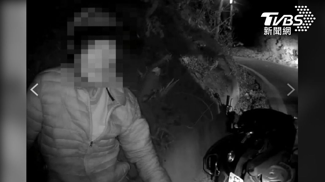 老翁路邊迷路恍神,幸遇警方救援 記者 何宜信/翻攝