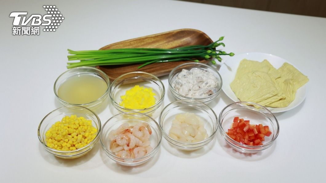 所需食材蝦、干貝、甜椒、花枝漿、韭菜花、豆皮、玉米粒、高湯。（圖／黃城碩攝）