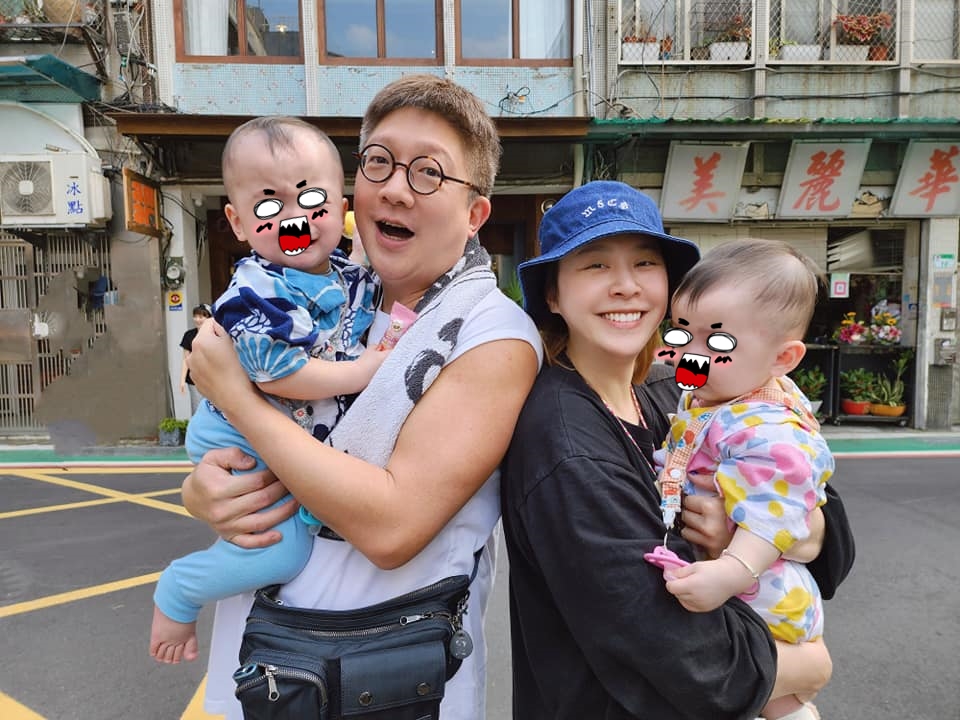 黃小柔夫妻是明金成小孩的乾爸、乾媽。（圖／翻攝自黃小柔臉書）