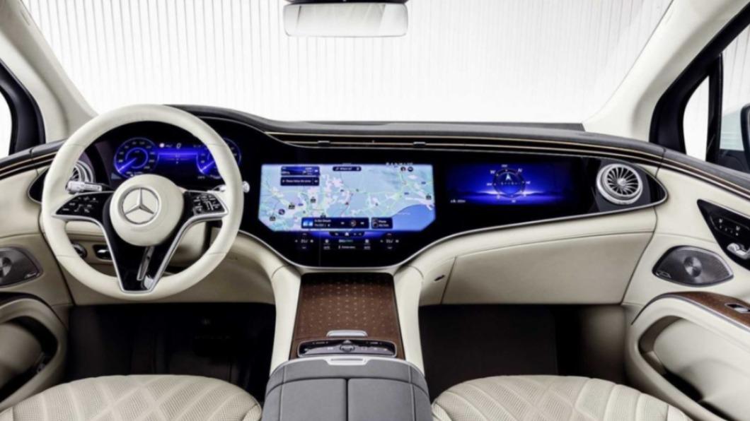 56吋的MBUX Hyperscreen顯示效果相當出色。(圖/翻攝自Mercedes-Benz)