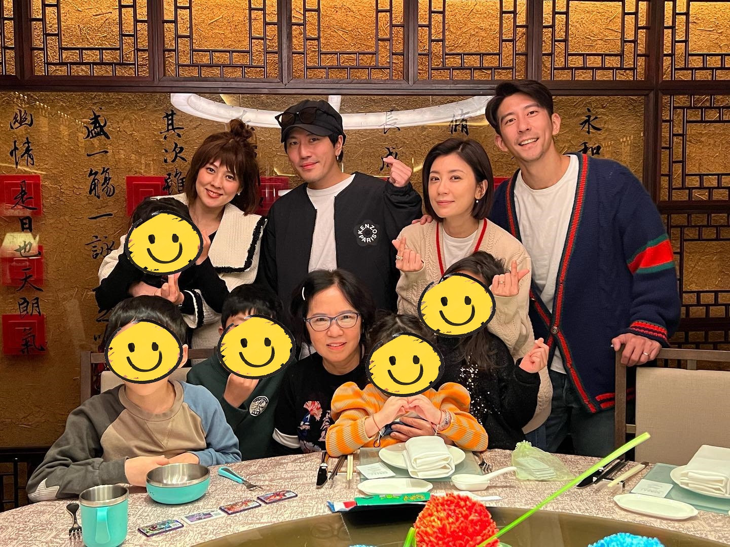 賈靜雯媽媽（前排中）凍齡外表震驚網友。（圖／翻攝賈靜雯臉書）
