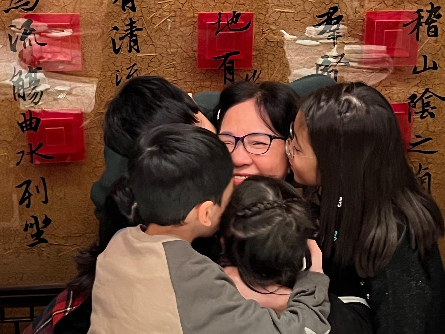 賈媽媽抱著孫子孫女們親吻，畫面超幸福。（圖／翻攝賈靜雯臉書）