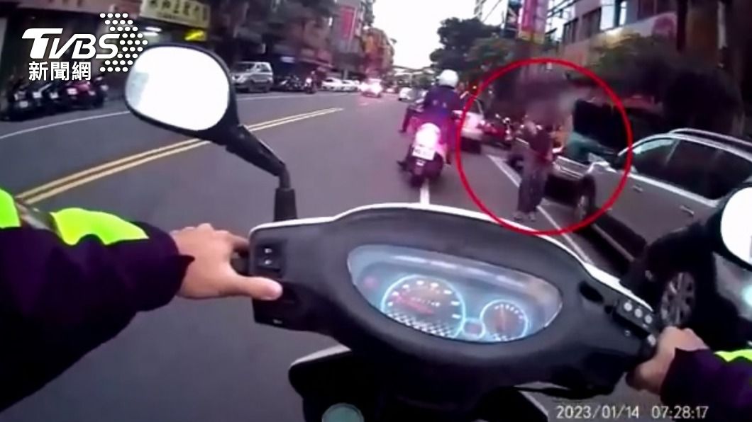 男子見到員警盤查立即下車逃離。(圖/TVBS)