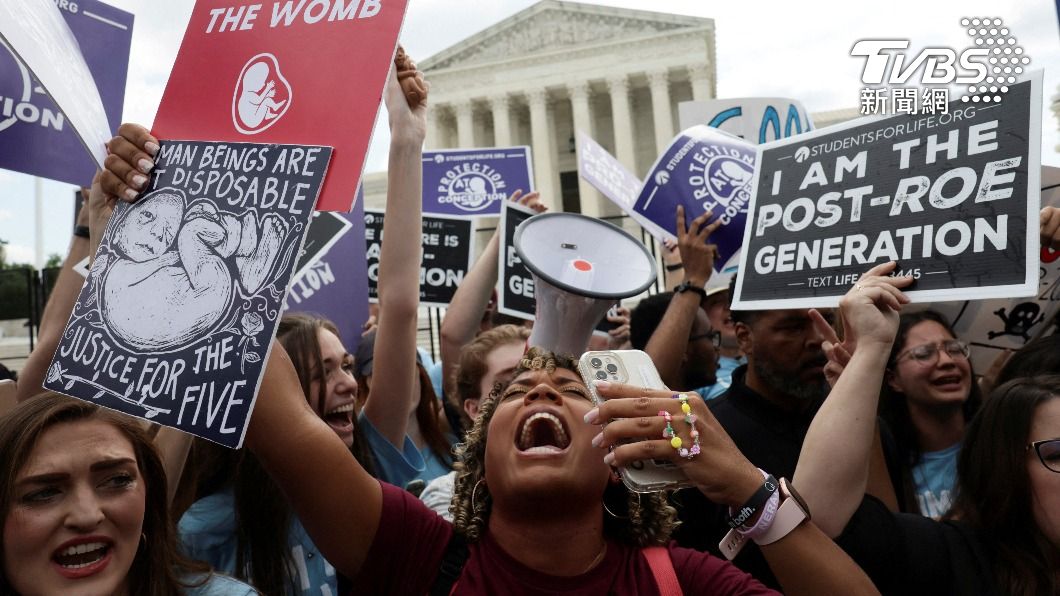 美國反墮胎示威者在最高法院前慶祝羅訴韋德案(Roe v. Wade)遭推翻。美國最高法院於6月24日宣布推翻保障女性墮胎權的羅訴韋德案,權力下放至各州政府自行決定是否允許墮胎。(圖/達志影像路透)