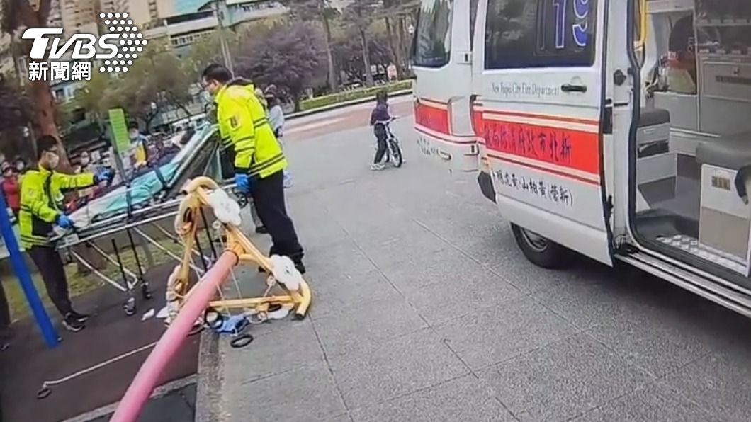 婦人被送往醫院救治。(圖/TVBS)