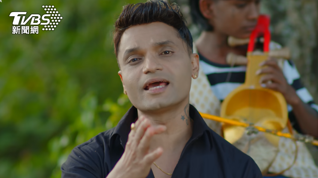 尼泊爾著名民謠歌手夏爾馬(Pashupati Sharma)。(圖/翻攝自夏爾馬Youtube)