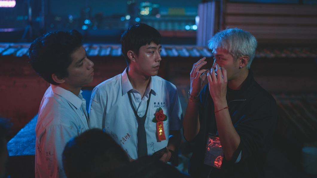 柯震東(右)首執導筒,講戲時常不自覺也演起來。(圖/禾豐九路提供)