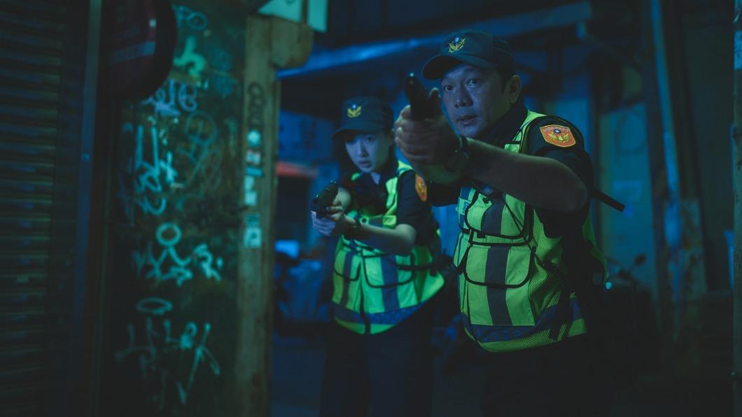 曾獲金馬新導演肯定的黃信堯能導會演,在《黑的教育》裡飾演警察。(圖/禾豐九路提供)