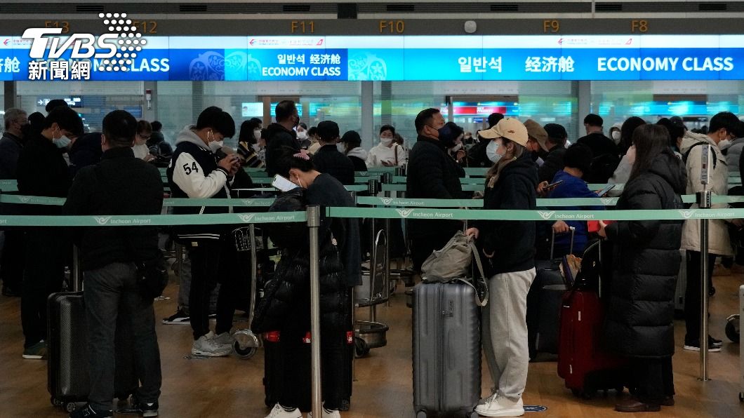 隨著大批中國旅客入境,南韓政府不敢掉以輕心,17日將與專家討論解除「室內口罩令」時間表。(圖/達志影像美聯社)