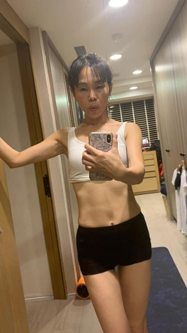 彭佳慧炫耀腹肌。(圖/翻攝自彭佳慧臉書)
