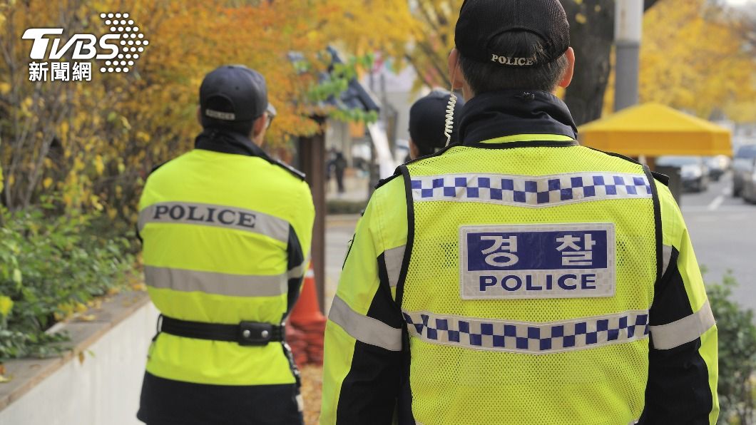 警方強行進入女子家中,才發現該名老婦已過世許久,遺體被藏在毛毯下。(示意圖/shutterstock 達志影像)
