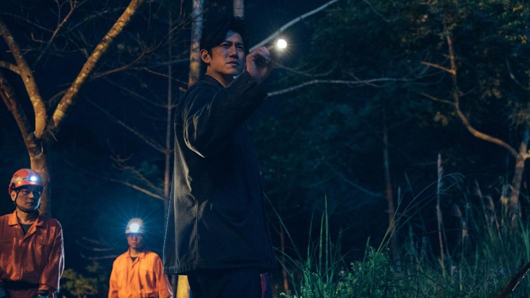 吳慷仁在《模仿犯》中飾演檢察官郭曉其。（圖／Netflix提供）
