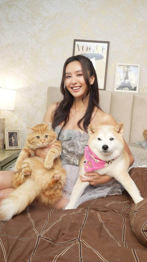 薔薔與愛犬栗子、愛貓晶晶。(圖/薔薔提供)