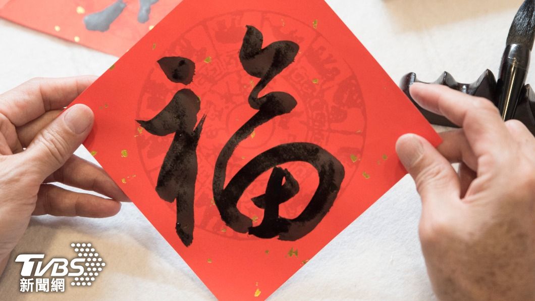 在拜天公之前要完成貼春聯、大掃除。(示意圖/shutterstock達志影像)