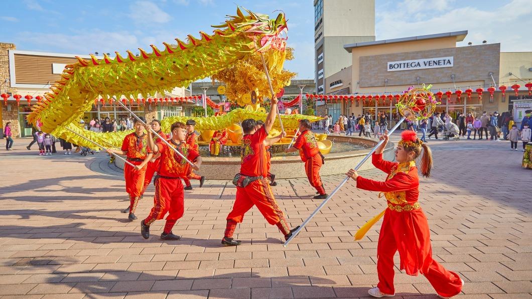 過年期間華泰名品城有舞龍舞獅活動。（圖／翻攝自GLORIA OUTLETS 華泰名品城臉書）