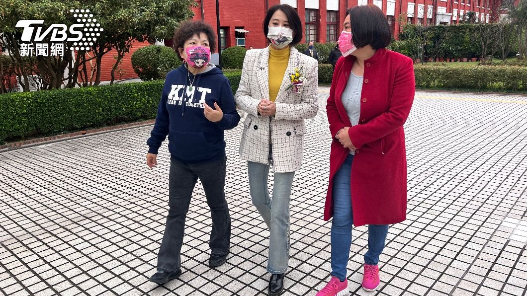 同黨立委游毓蘭、陳玉珍替王鴻薇「導覽」立法院。(圖/黃韋銓攝)
