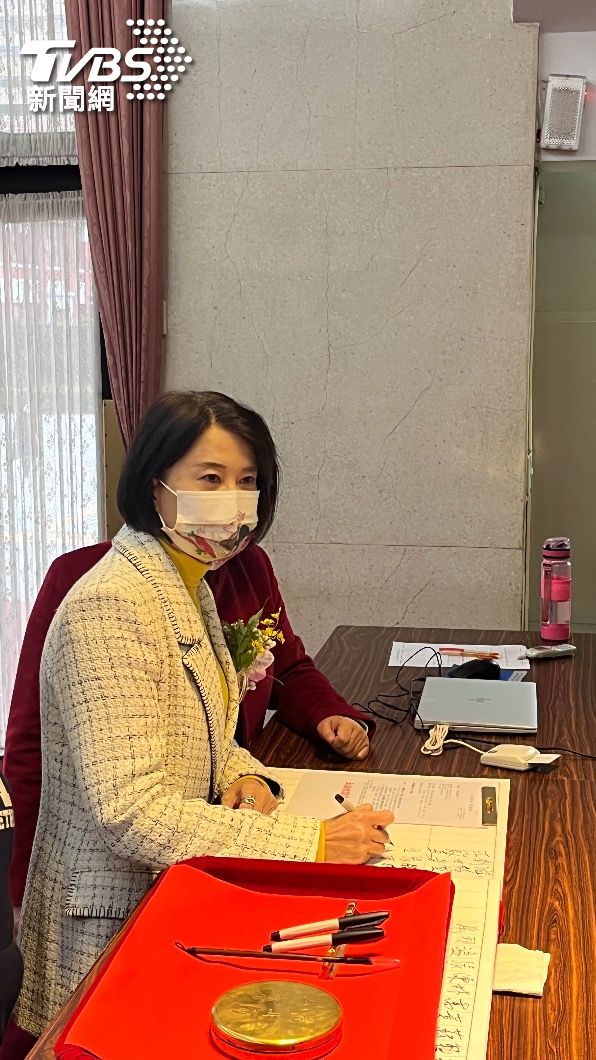 王鴻薇進行首次立委簽到。(圖/黃韋銓攝)