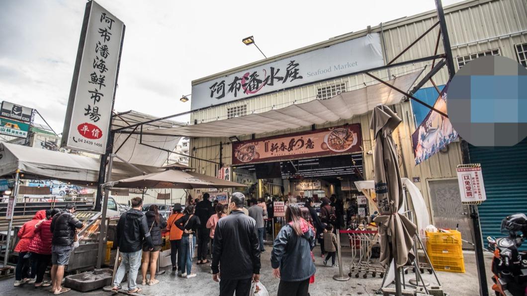 過年前夕海鮮市場迎來滿滿人潮。（圖／翻攝自大手牽小手玩樂趣）