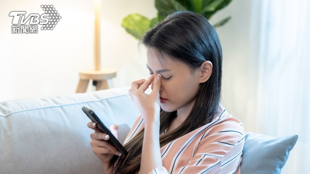 長時間使用3C產品和睡眠不足,容易導致乾眼症。(示意圖,非當事人/shutterstock達志影像)