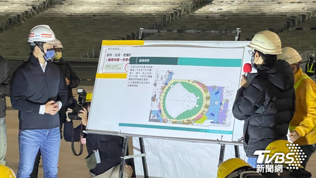 台北市長蔣萬安、副市長李四川今(16)日率市府團隊視察大巨蛋工程進度,並提出改善項目。(圖/林恩如攝)