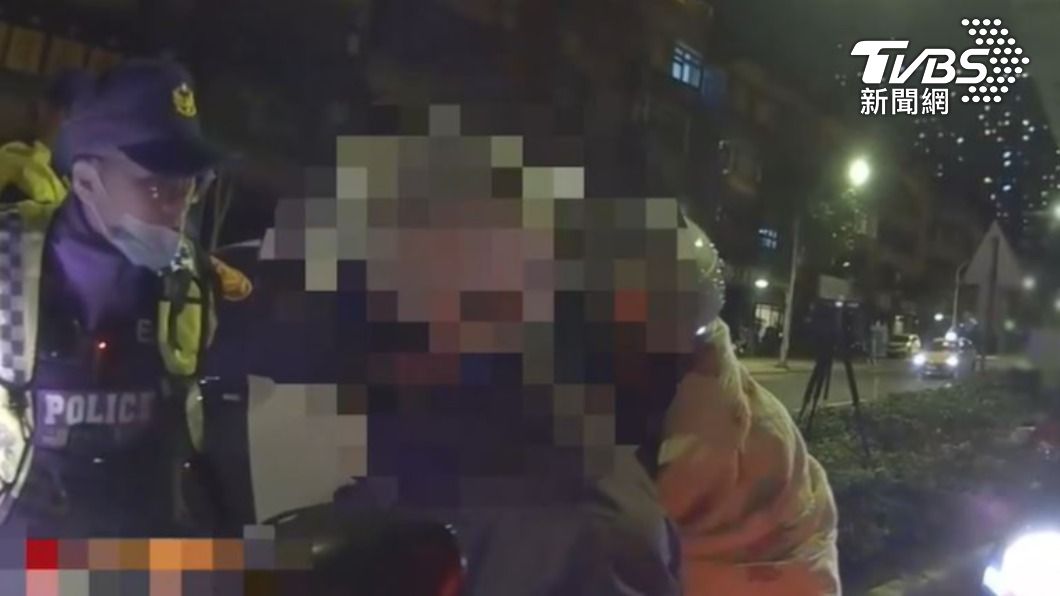 你後面怎麼一大包?警攔查騎士 一聽原因要她「馬上上警車」