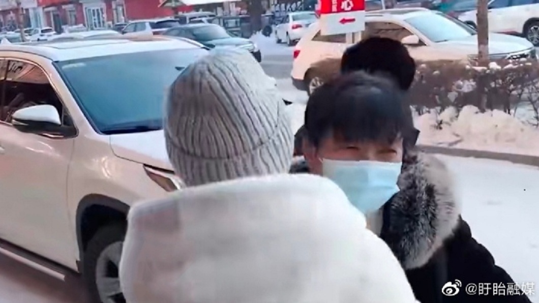 最後俄羅斯媳婦給婆婆一個大大的擁抱。(圖/翻攝自微博)