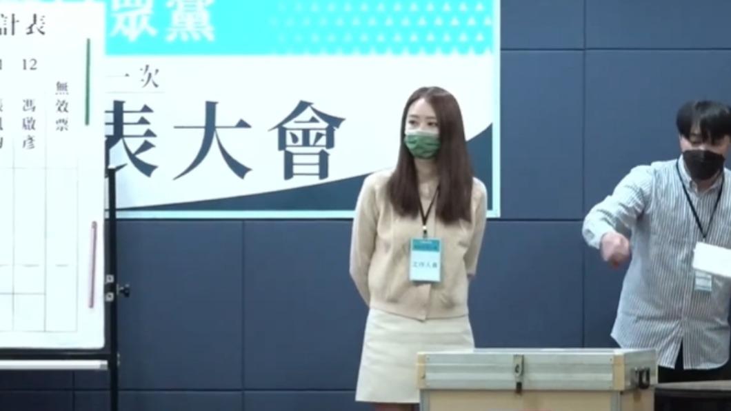 林宜萱在民眾黨黨員大會中擔任開票人員，成為網友們討論的焦點。（圖／翻攝自民眾之聲YT）