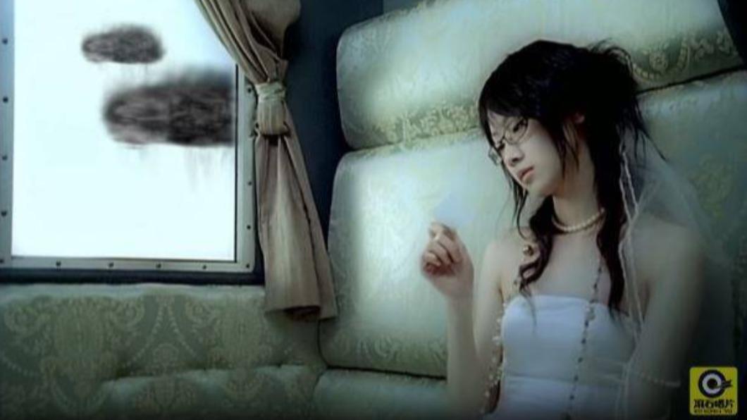 林宜萱在MV中穿白紗看起來很有氣質。(圖/翻攝自《滾石唱片 ROCK RECORDS》YouTube)