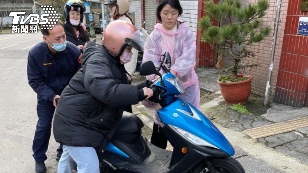 女學生騎車出遊爆胎嚇哭 暖警「循聲」救援安撫幫推車