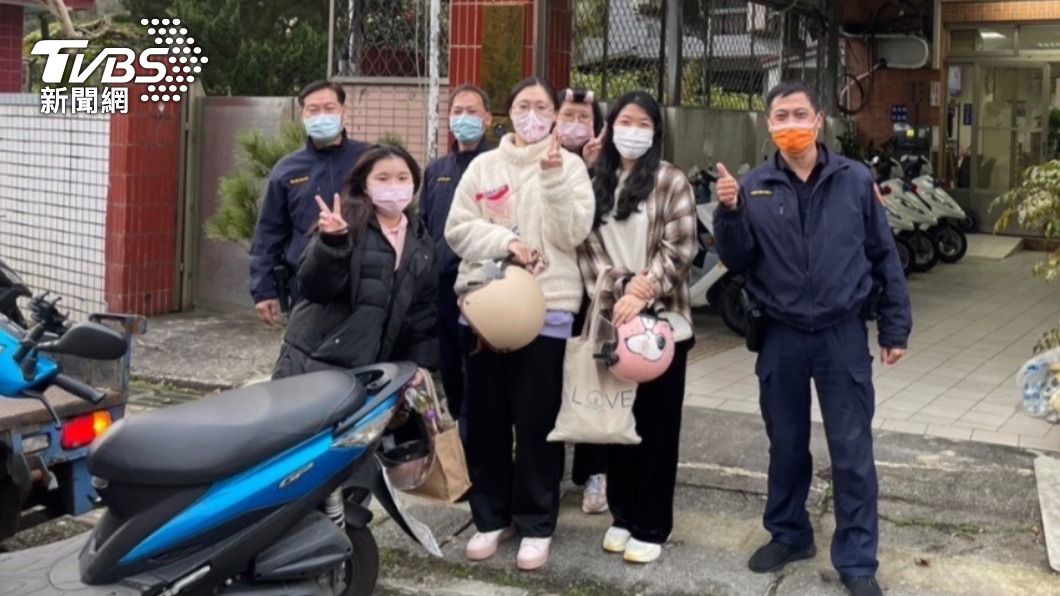 女學生向員警表示感謝。（圖／TVBS）