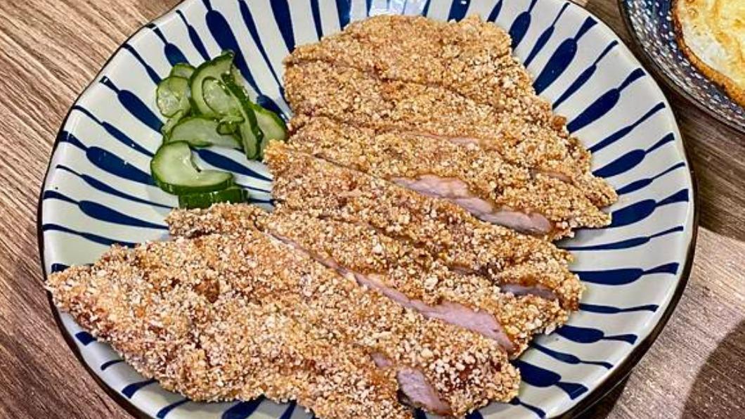 「忠青炸排骨」外皮酥脆，肉軟嫩多汁。（圖／蛋寶趴趴go提供）  