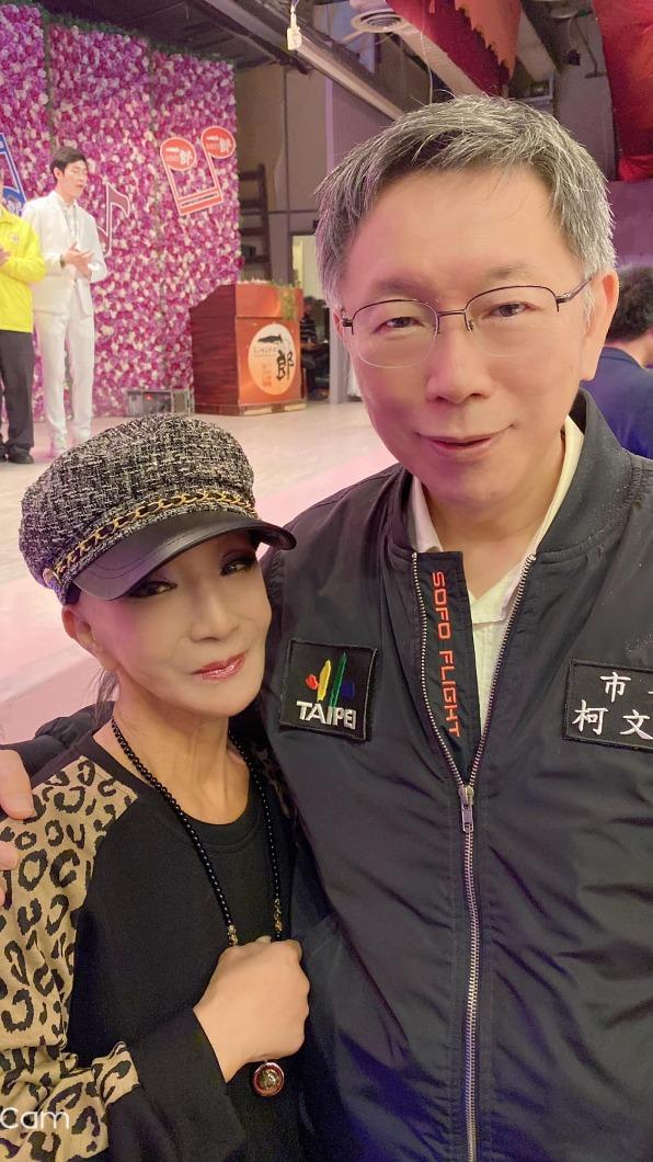 連明月去年和柯文哲合照暴瘦。（圖／翻攝自連明月臉書）