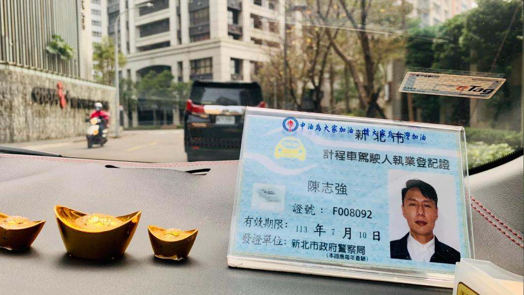 張啟樂曬出計程車駕駛證。（圖／翻攝自張啟樂臉書）